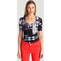 Wielokolorowy t-shirt damski z wycięciami na plecach. Czarne t-shirty damskie Versace Jeans, bez wzorów, z okrągłym kołnierzem. Za 296,00 zł.