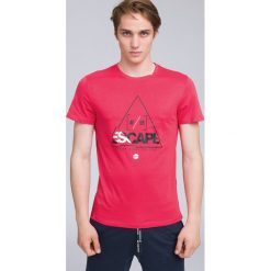 T-shirt męski TSM222 - koral. Różowe koszulki męskie marki 4f, m, bez wzorów, z bawełny, bez kołnierzyka, krótkie. W wyprzedaży za 39,99 zł.