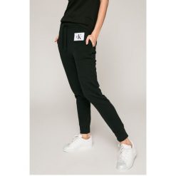 Calvin Klein Jeans - Spodnie. Szare proste jeansy damskie Calvin Klein Jeans, s, z bawełny, z obniżonym stanem. W wyprzedaży za 269,90 zł.