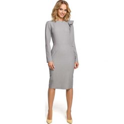 Szara Sukienka Elegancka Ołówkowa z Falbankami na Ramieniu. Szare sukienki damskie Molly.pl, do pracy, s, bez wzorów, eleganckie, z okrągłym kołnierzem, z długim rękawem, długie, midi, ołówkowe. Za 128,90 zł.