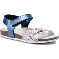 Sandały GEOX - J Adriel G. B J928MB 0NF04 C4211 S Navy/White. Niebieskie sandały dziewczęce Geox, ze skóry ekologicznej, bez zapięcia. W wyprzedaży za 149,00 zł.