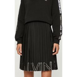 Calvin Klein Jeans - Spódnica. Czarne spódniczki damskie Calvin Klein Jeans, na co dzień, s, z nadrukiem, z poliesteru, casualowe, z podwyższonym stanem, mini, rozkloszowane. Za 449,90 zł.