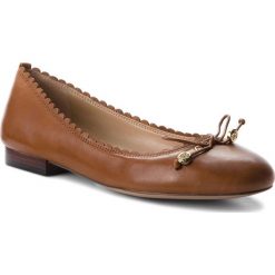 Baleriny LAUREN RALPH LAUREN - Glennie 802714739002 Deep Saddle Tan. Pomarańczowe baleriny damskie Lauren Ralph Lauren, bez wzorów, ze skóry ekologicznej, klasyczne, bez obcasa, na płaskiej podeszwie, bez zapięcia. W wyprzedaży za 299,90 zł.