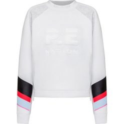 Bluza P.E NATION EASY RUN. Białe bluzy damskie w kolorowe wzory, z tkaniny. W wyprzedaży za 880,00 zł.