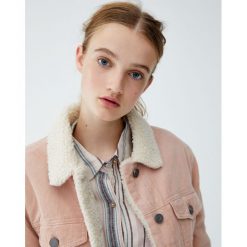 Różowa kurtka sztruksowa. Różowe kurtki damskie Pull&Bear, bez wzorów, ze sztruksu, bez kaptura. Za 159,00 zł.
