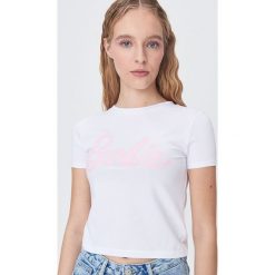 Koszulka basic Barbie - Biały. Białe koszulki damskie Sinsay, s, bez wzorów, bez kołnierzyka. Za 29,99 zł.