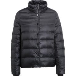 Opus HINGA Kurtka puchowa black. Czarne bomberki damskie Opus, z materiału. W wyprzedaży za 395,45 zł.