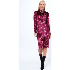 Sukienka welurowa w kwieciste wzory bordowa 6626. Czerwone sukienki marki Fasardi, l, z weluru. Za 69,00 zł.