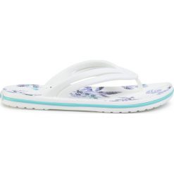 Japonki CROCS - Crocsband Botanical Print Flp W 206101 White/Tropical. Białe klapki damskie Crocs, bez wzorów, z tworzywa sztucznego, bez obcasa. Za 129,00 zł.