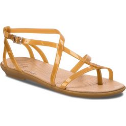 Sandały CROCS - Isabella Gladiator Sandal W 204914 Dark Gold/Gold. Pomarańczowe klapki damskie marki Crocs, bez wzorów, z tworzywa sztucznego, bez obcasa. W wyprzedaży za 179,00 zł.