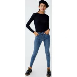 Jeansy skinny fit ze średnim stanem. Szare jeansy damskie skinny marki Pull&Bear, z jeansu. Za 69,90 zł.