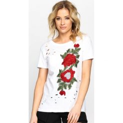 Biały T-shirt Inside Garden. Białe bluzki z odkrytymi ramionami marki Born2be, l, z aplikacjami, z okrągłym kołnierzem. Za 34,99 zł.