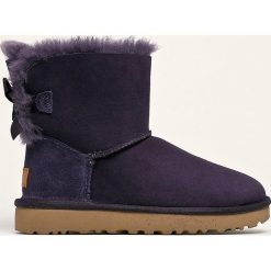 UGG - Śniegowce Mini Bailey Bow II. Fioletowe śniegowce damskie Ugg, z wełny, bez zapięcia. W wyprzedaży za 699,90 zł.