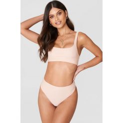 Stroje dwuczęściowe damskie: Debiflue x NA-KD Dół bikini z wysokim stanem – Pink