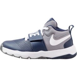 Nike Performance TEAM HUSTLE D 8 (GS) Obuwie do koszykówki midnight navy/white/cool grey. Niebieskie buty skate męskie Nike Performance, z gumy. W wyprzedaży za 139,30 zł.