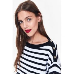 SWETER DAMSKI W PASKI Z DEKOLTEM W ŁÓDKĘ. Białe swetry damskie Top Secret, na zimę, w paski, z dzianiny, bez rękawów, bez kaptura. W wyprzedaży za 44,99 zł.