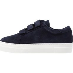 J.LINDEBERG Sneakersy niskie dark blue. Niebieskie trampki i tenisówki damskie marki J.LINDEBERG, ze skóry. Za 669,00 zł.