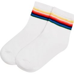 Skarpetki z tęczowymi paskami. Zielone skarpetki damskie marki Pull&Bear. Za 15,90 zł.