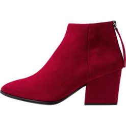 Unisa LEIKI Ankle boot garnet. Czerwone botki damskie na zamek Unisa, z materiału. Za 589,00 zł.