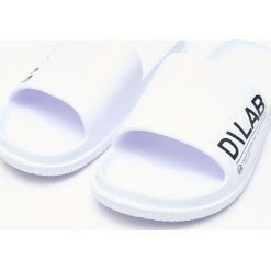Klapki - Biały. Białe klapki damskie marki Cropp, bez wzorów. Za 39,99 zł.