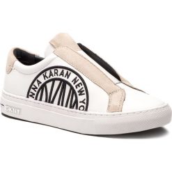 Półbuty DKNY - Callie K3859660 White. Białe półbuty damskie DKNY, na co dzień, bez wzorów, z zamszu, bez obcasa, na płaskiej podeszwie, bez zapięcia. W wyprzedaży za 359,00 zł.