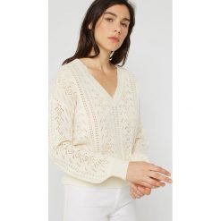 Sweter w kolorze kremowym. Białe swetry damskie Rodier, z wełny, klasyczne. W wyprzedaży za 169,95 zł.