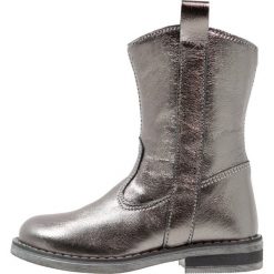 Friboo Kozaki dark grey. Szare buty zimowe damskie marki Friboo, z materiału, na wysokim obcasie. W wyprzedaży za 137,40 zł.