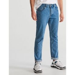 Spodnie jeansowe slim - Niebieski. Niebieskie spodnie męskie Reserved, m, bez wzorów, z jeansu. Za 129,99 zł.