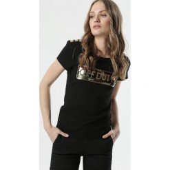 Czarny T-shirt Patsy. Czarne bluzki damskie Born2be, s, z aplikacjami, militarne, z okrągłym kołnierzem. Za 69,99 zł.