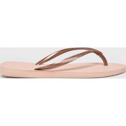 Havaianas - Japonki. Różowe klapki damskie Havaianas, bez wzorów, z materiału, bez obcasa, na obcasie. W wyprzedaży za 99,90 zł.
