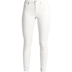 Kaffe GRACE Jeans Skinny Fit optical white. Białe rurki damskie Kaffe. Za 249,00 zł.