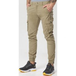 Khaki Spodnie Kleodone. Brązowe spodnie męskie Born2be, m, bez wzorów. Za 119,99 zł.