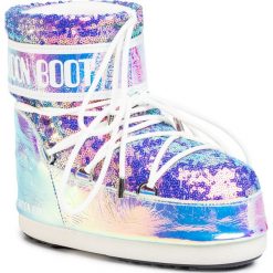 Śniegowce MOON BOOT - Mb Classic Low 50 Leather Holo 14089400001 Holo Glicine 001. Kozaki damskie Moon Boot, ze skóry ekologicznej, bez zapięcia. W wyprzedaży za 1199,00 zł.
