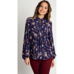Luźna bluzka ze stójką RABARBAR. Bluzki damskie RABARBAR, bez wzorów, eleganckie, ze stójką, bez rękawów. W wyprzedaży za 130,00 zł.