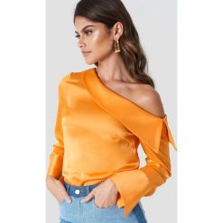 Andrea Hedenstedt x NA-KD Bluzka na jedno ramię - Orange. Pomarańczowe bluzki damskie Andrea Hedenstedt x NA-KD, bez wzorów, z poliesteru, bez kołnierzyka, z długim rękawem. W wyprzedaży za 70,97 zł.