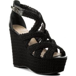Sandały GUESS - Edetta FLEDT2 FAB03 BLACK. Czarne klapki damskie Guess, z aplikacjami, ze skóry ekologicznej, bez obcasa, na obcasie. W wyprzedaży za 319,00 zł.