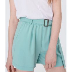 Materiałowe bermudy z paskiem - Turkusowy. Niebieskie szorty damskie Sinsay, s, bez wzorów, z tkaniny. Za 49,99 zł.