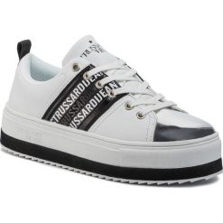 Sneakersy TRUSSARDI JEANS - 79A00499 W622. Białe półbuty damskie Trussardi Jeans, z jeansu. W wyprzedaży za 549,00 zł.
