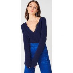 Swetry oversize damskie: Josefin Ekström for NA-KD Sweter z głębokim dekoltem V – Blue,Navy