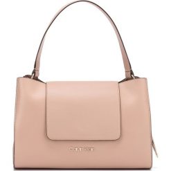 Calvin Klein Torebka Beżowy. Brązowe torebki klasyczne damskie Calvin Klein, bez wzorów, z materiału, bez dodatków. Za 485,95 zł.