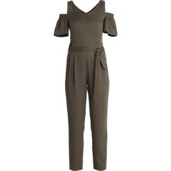 Comma OVERALL Kombinezon khaki. Brązowe kombinezony damskie marki comma, z lyocellu. W wyprzedaży za 471,20 zł.