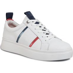 Sneakersy WRANGLER - Olivia WL01600A White/Navy 257. Białe półbuty damskie Wrangler, na co dzień, bez wzorów, ze skóry ekologicznej, bez obcasa, na płaskiej podeszwie, bez zapięcia. W wyprzedaży za 199,00 zł.