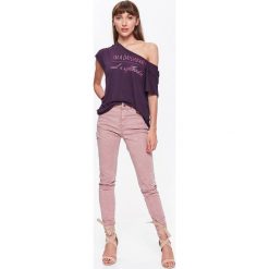 T-SHIRT DAMSKI Z NADRUKIEM, Z NAPISAMI. Szare t-shirty damskie Top Secret, z nadrukiem. Za 19,99 zł.