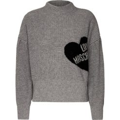 Sweter LOVE MOSCHINO. Szare swetry damskie Love Moschino, bez wzorów, z wełny, z krótkim rękawem, krótkie, bez kaptura. W wyprzedaży za 913,00 zł.