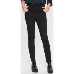 Jeansy HIGH WAIST - Czarny. Czarne spodnie z wysokim stanem Cropp, z jeansu. W wyprzedaży za 39,99 zł.