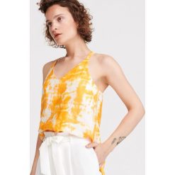 Top z motywem tie-dye - Wielobarwny. Szare topy damskie Reserved, bez wzorów, bez kołnierzyka. W wyprzedaży za 49,99 zł.