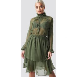 NA-KD Boho Sukienka z marszczoną stójką - Green. Zielone sukienki damskie NA-KD Boho, bez wzorów, boho, ze stójką, z długim rękawem, długie, maxi. Za 161,95 zł.