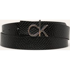 Calvin Klein - Pasek skórzany dwustronny. Czarne paski damskie Calvin Klein, w paski, ze skóry. W wyprzedaży za 199,90 zł.