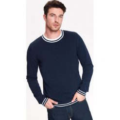 SWETER MĘSKI Z GŁADKIEJ DZIANINY Z KONTRASTOWYM DEKOLTEM. Niebieskie golfy męskie marki Top Secret, na zimę, xxl, w paski, z dzianiny, z kontrastowym kołnierzykiem. W wyprzedaży za 39,99 zł.