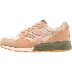 Diadora N902 S Tenisówki i Trampki beige juta. Brązowe trampki męskie Diadora, ze skóry. W wyprzedaży za 188,55 zł.